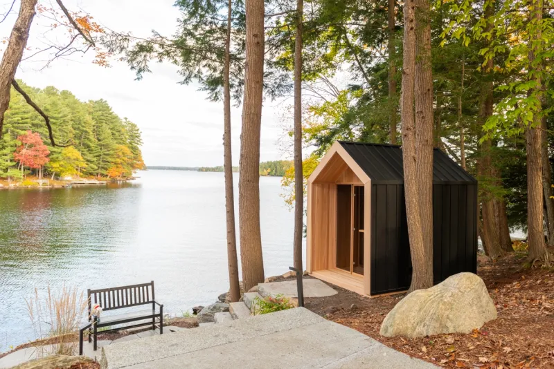  Pure Cube Hudson Sauna mit modernem Design und elegantem Satteldach.