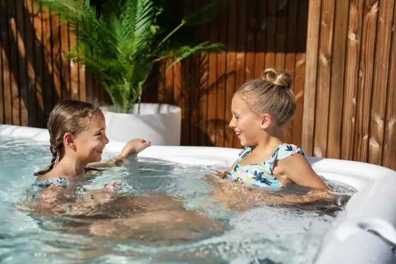 Enfants profitant d’un bain nordique Nordic Hottub Spa avec finition en cèdre rouge