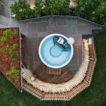 Bovenaanzicht van de Skargards Panel hottub met interne kachel in een achtertuin