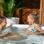 Enfants profitant d’un bain nordique Nordic Hottub Spa avec finition en cèdre rouge
