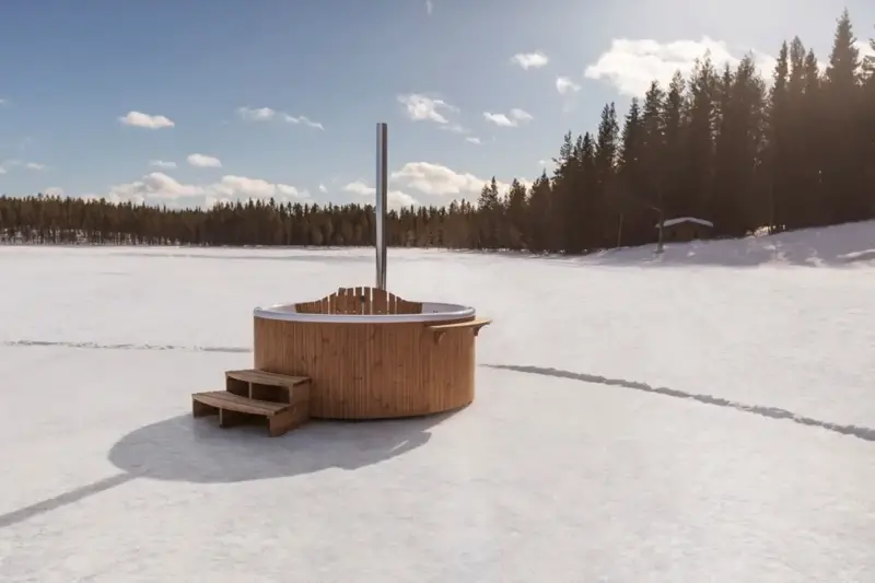 Skargards Panel hottub met interne kachel op een bevroren meer in de natuur