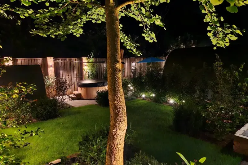 Jardin éclairé dans le noir avec bain nordique Nordic Hottub Classic et couvercle isolé