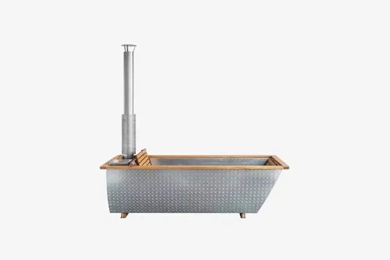 Vue latérale du bain nordique Hikki Bohemen chauffé au bois pour l'extérieur