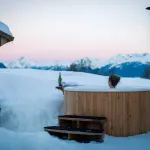 Bain nordique Skargards Rojal avec poêle intégré dans un paysage enneigé