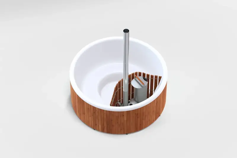 Achteraanzicht van de Skargards Panel hottub met interne kachel en Thermowood bekleding