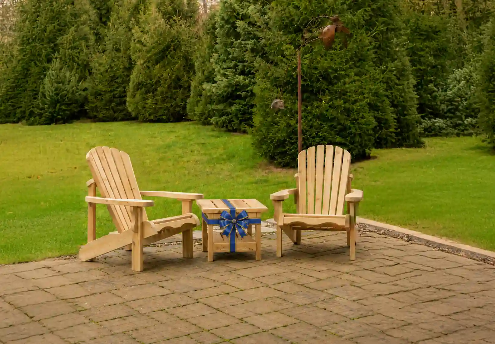 Gratis bijzettafel bij twee adirondack knotty red cedar houten tuinstoelen