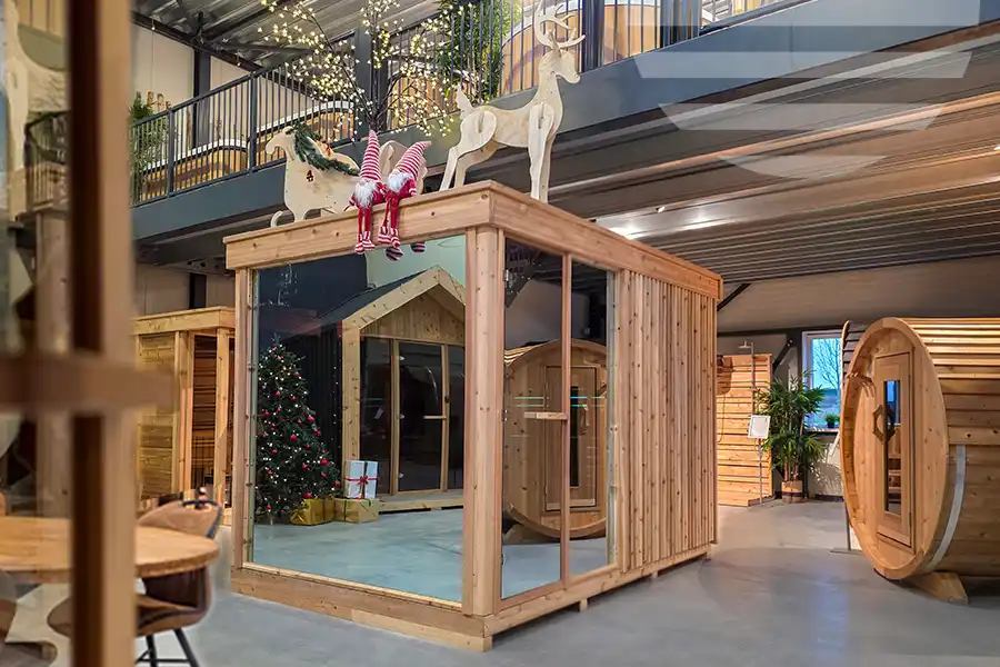 Overzicht van de showroom van Ticra Outdoor in Dronten met houten sauna’s en hottubs