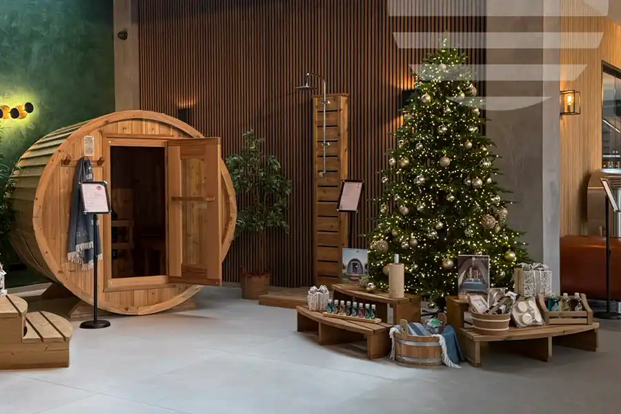 Showroom van Ticra Outdoor in Maastricht met houten sauna’s, hottubs en een pizzaoven