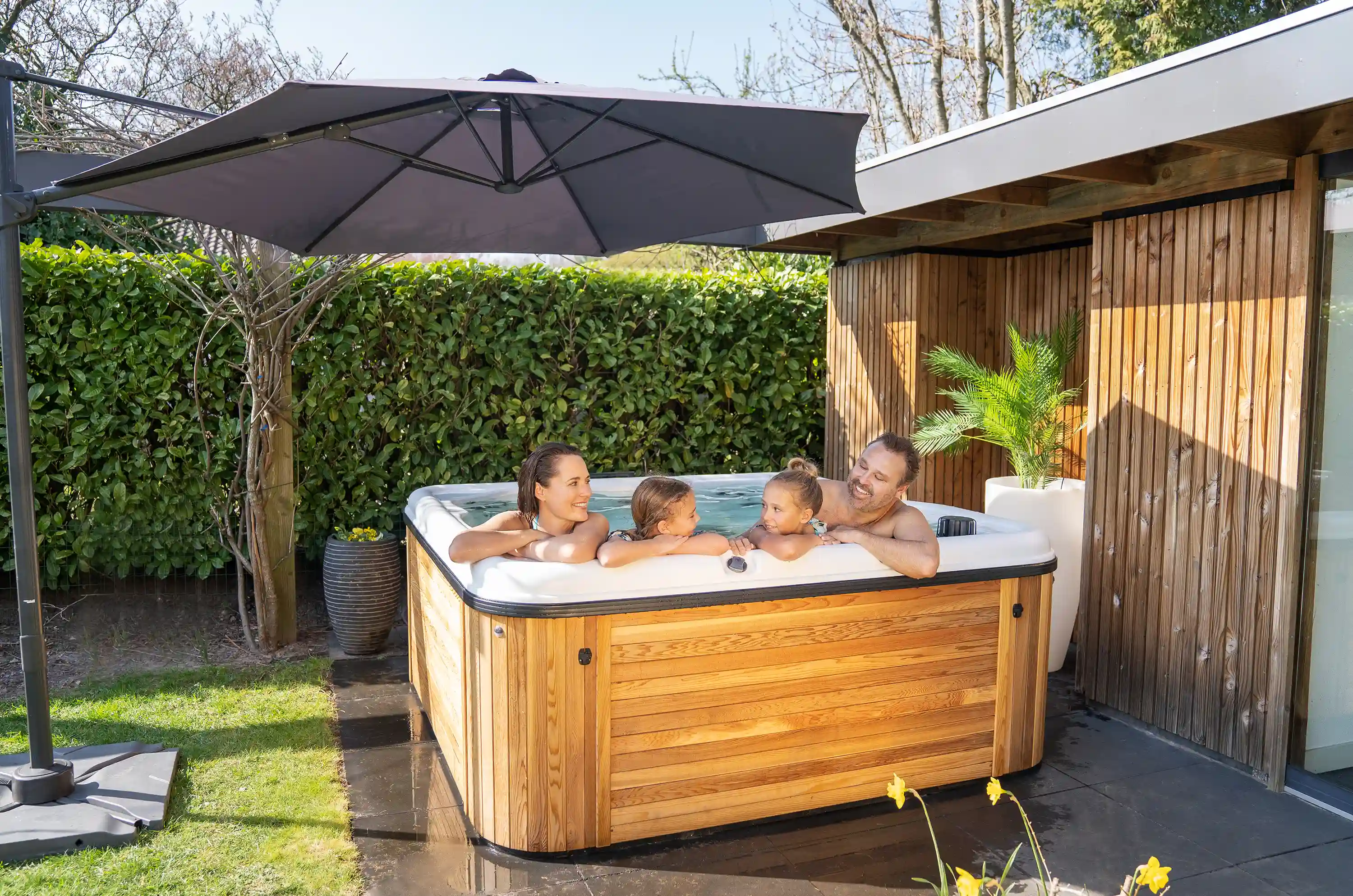 Großes Sortiment an Hot Tubs bei Ticra Outdoor