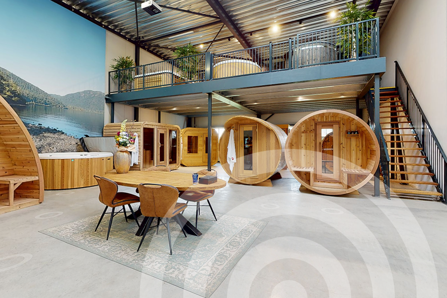 Overzicht van de showroom van Ticra Outdoor in Dronten met houten sauna’s en hottubs