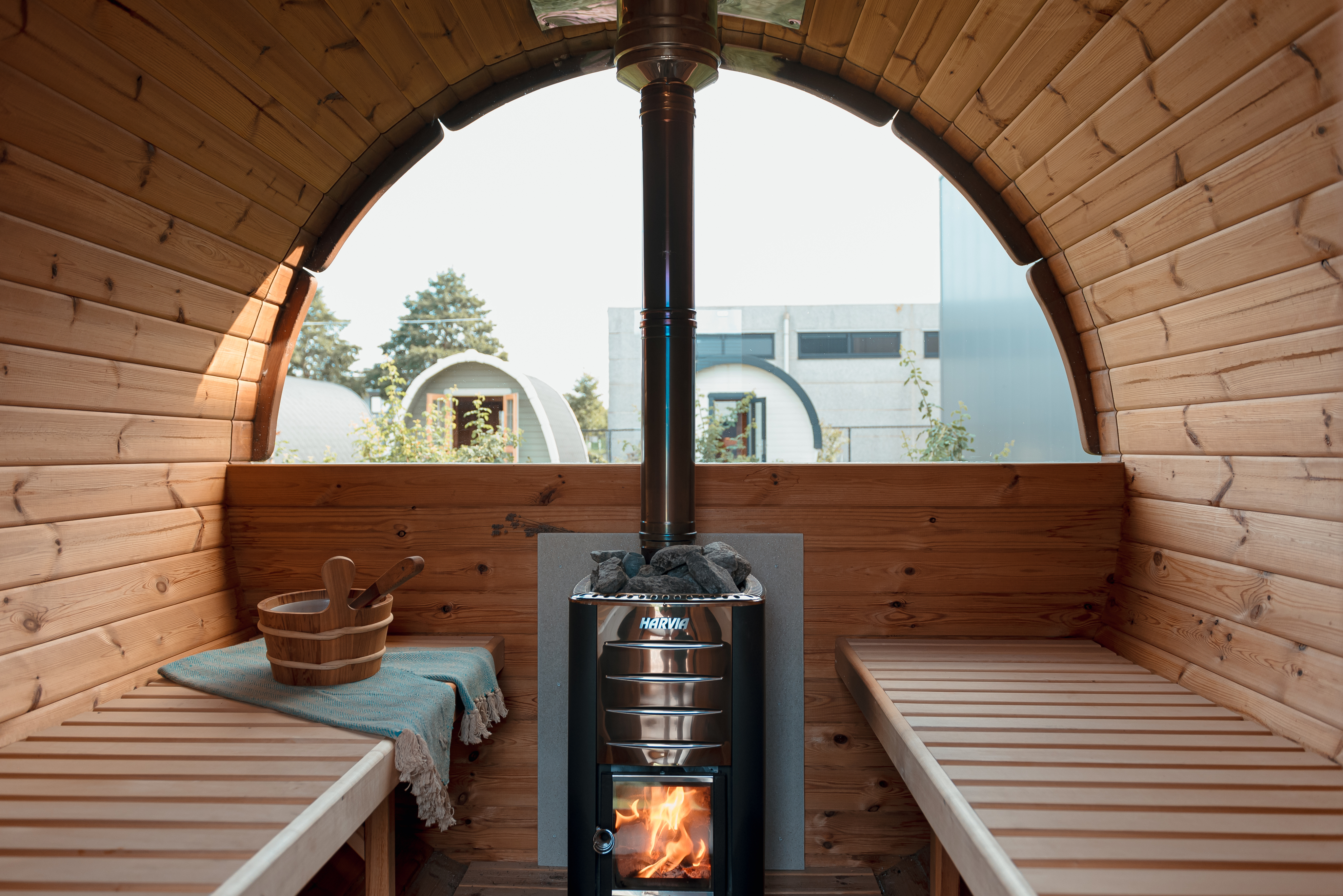 Ontspannen in een sauna terwijl het vuur brandt