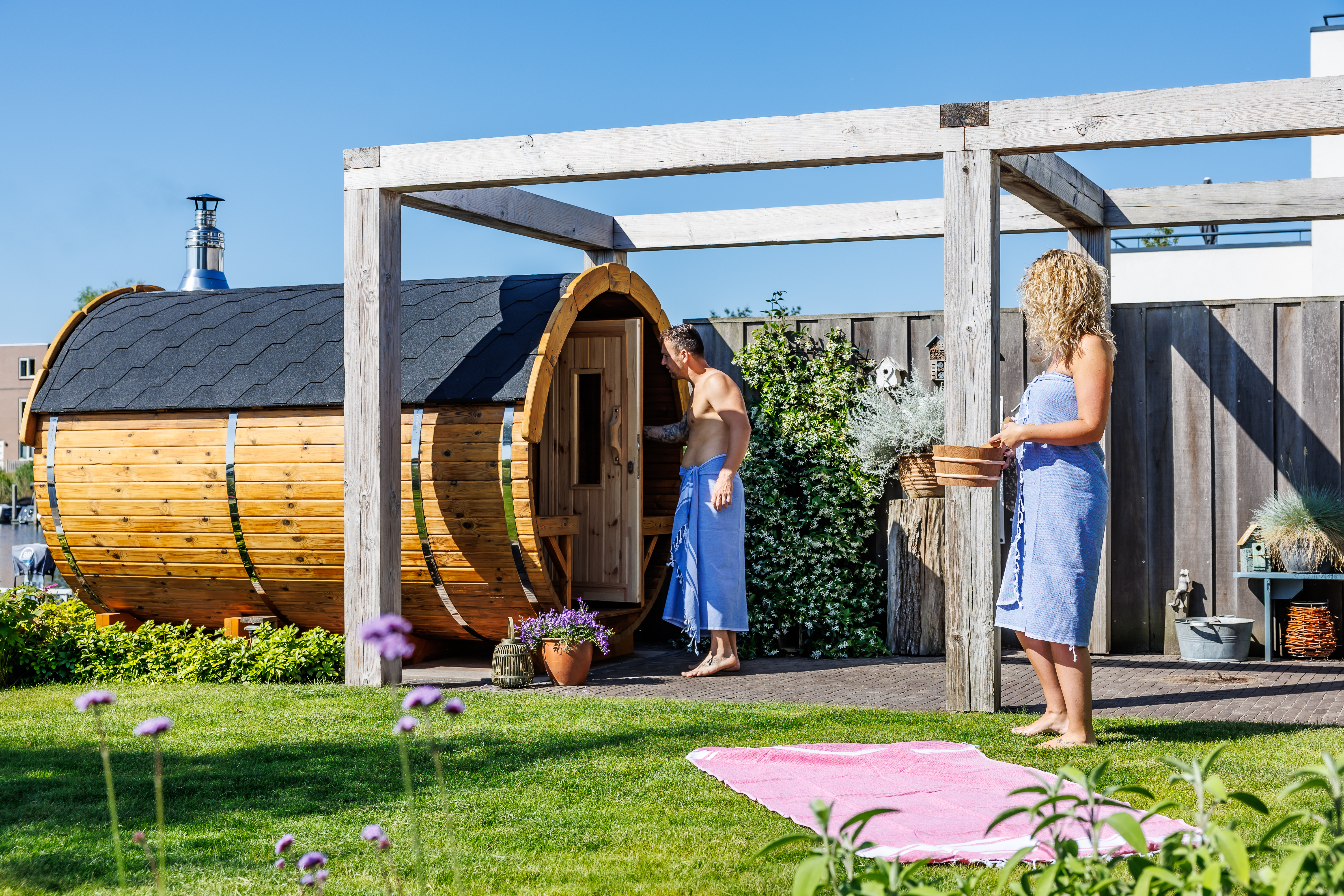 Samen in de sauna. In elk seizoen ontspannen in de barrelsauna