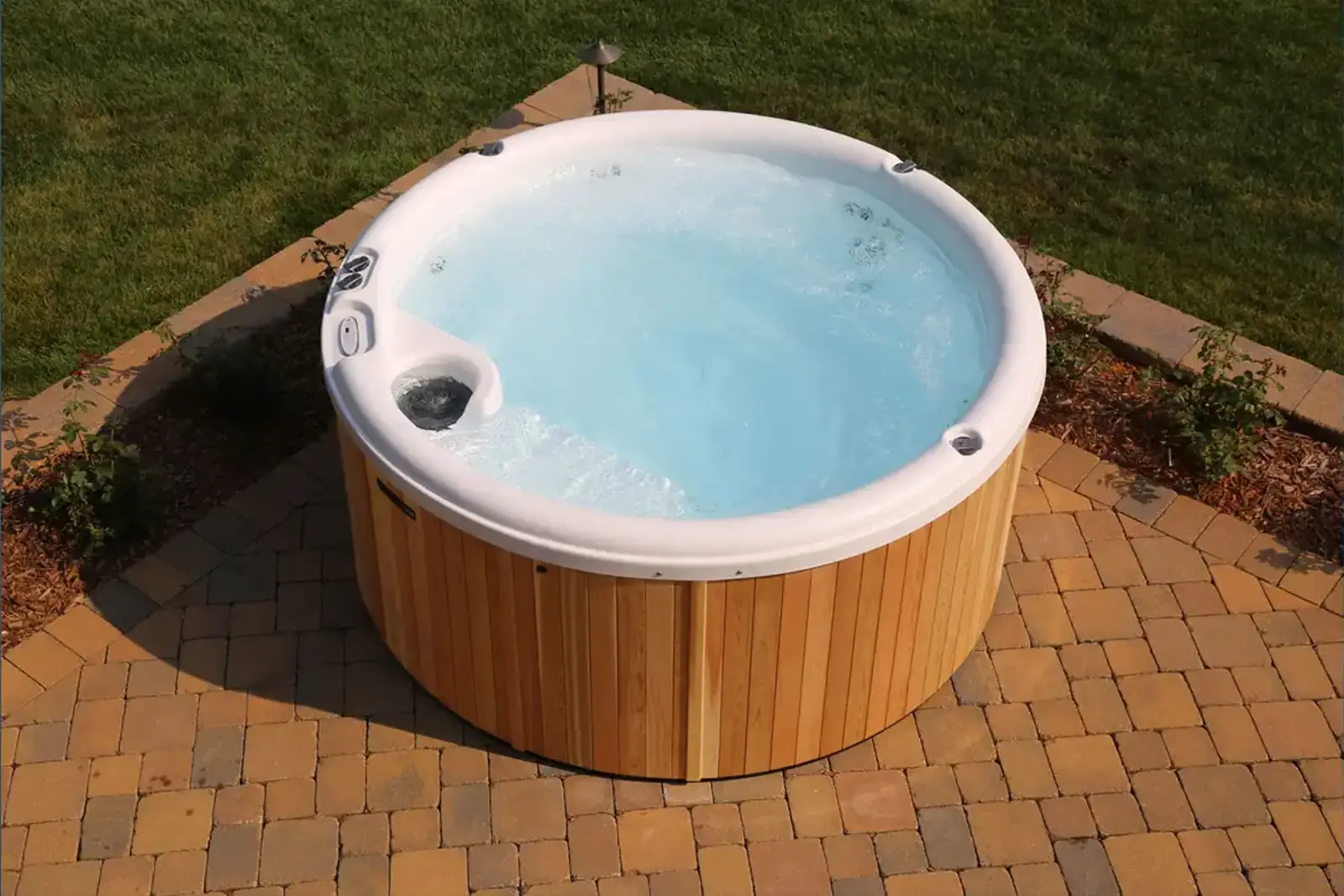 Bovenaanzicht van een Ticra Nordic Classic hottub in de tuin.